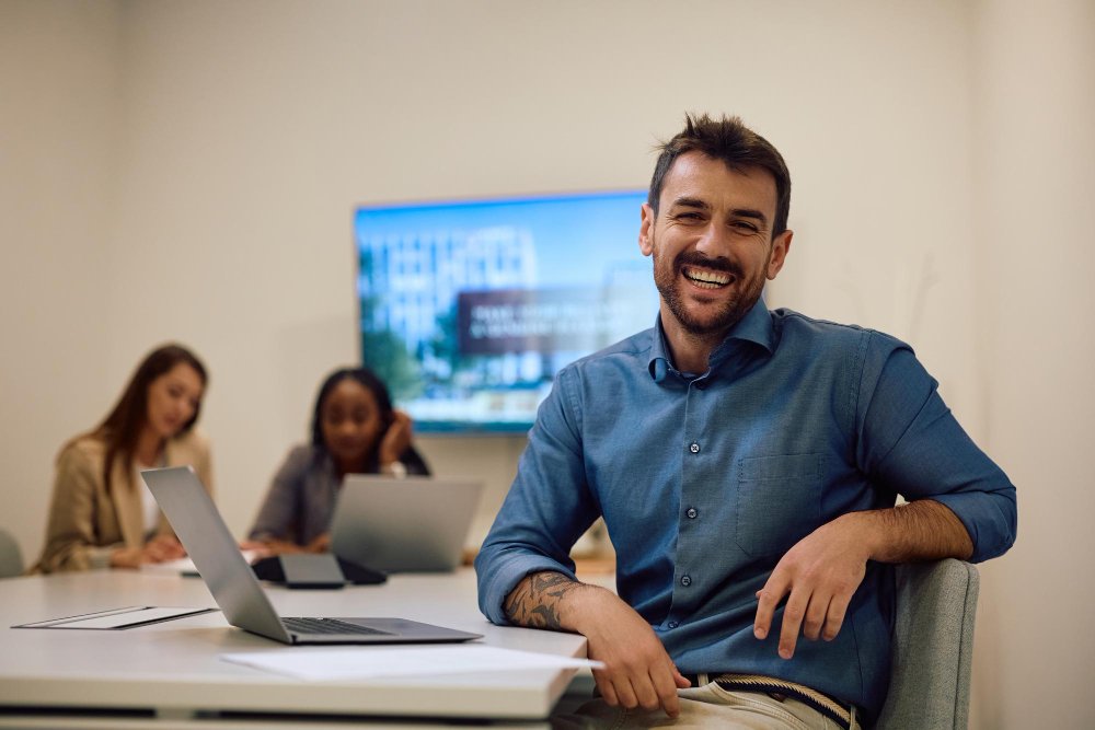 Profesionales en reunión de negocios - Maestría MBA