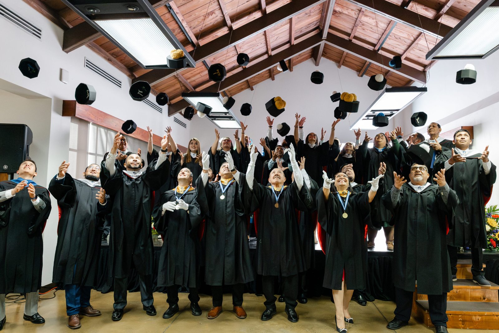 Estudiantes en sesión de aprendizaje colaborativo - AAUN
